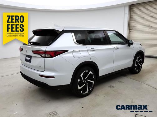 White 2023 Mitsubishi Outlander SE