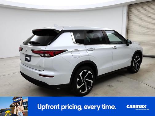 White 2023 Mitsubishi Outlander SE