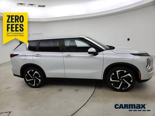White 2023 Mitsubishi Outlander SE