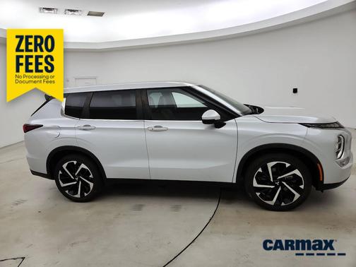 White 2023 Mitsubishi Outlander SE