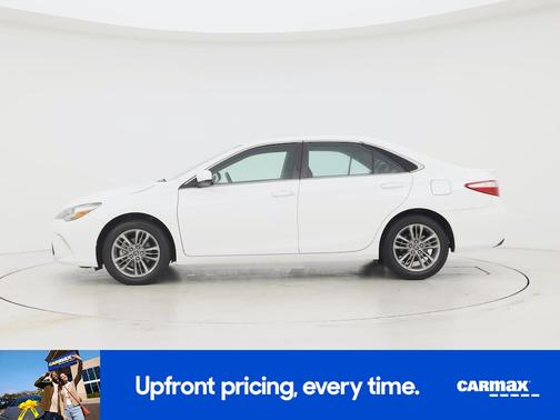 White 2017 Toyota Camry SE