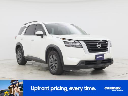 White 2024 Nissan Pathfinder SV