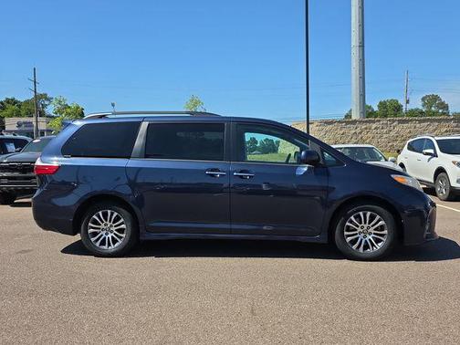 Parisian Night Pearl 2018 Toyota Sienna XLE Premium