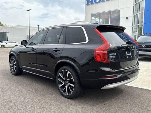2022 Volvo XC90 T6 Momentum