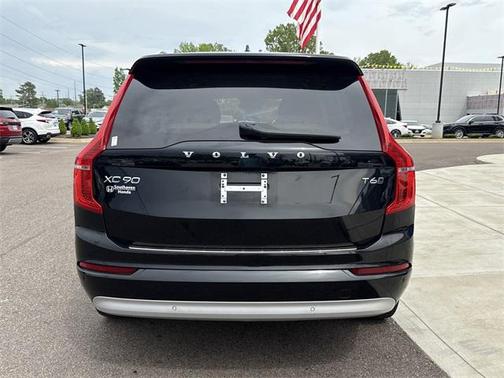 2022 Volvo XC90 T6 Momentum