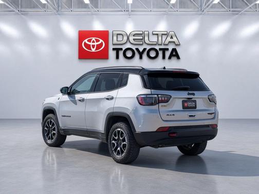 Silver Zynith Metallic Clearcoat 2025 Jeep Compass Trailhawk