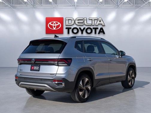 Pyrite Silver Metallic 2025 Volkswagen Taos 1.5T SE
