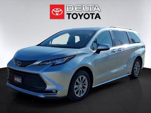 Celestial Silver Metallic 2023 Toyota Sienna XLE