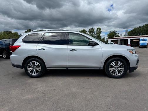 2017 Nissan Pathfinder SL