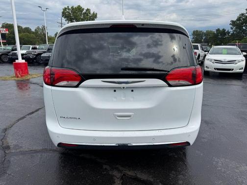 Bright White Clearcoat 2018 Chrysler Pacifica Touring-L