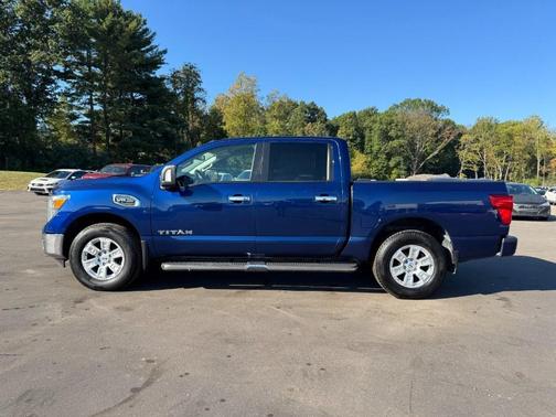 2017 Nissan Titan SV