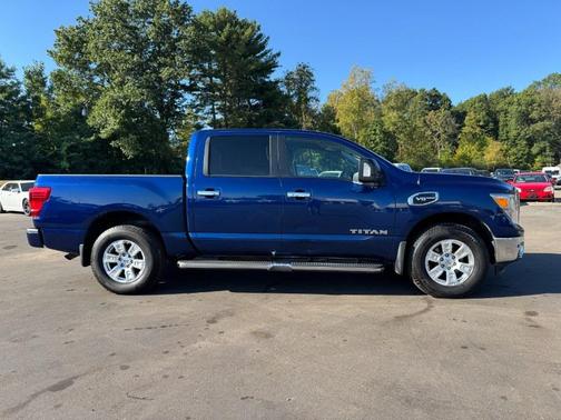 2017 Nissan Titan SV
