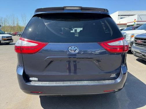 2018 Toyota Sienna LE