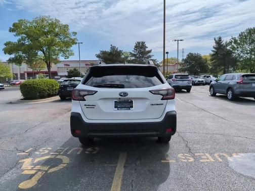 Crystal White Pearl 2023 Subaru Outback Onyx Edition