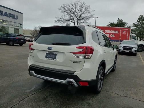 Crystal White Pearl 2024 Subaru Forester Touring