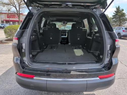 Diamond Black Crystal Pearlcoat 2024 Jeep Grand Cherokee L Laredo