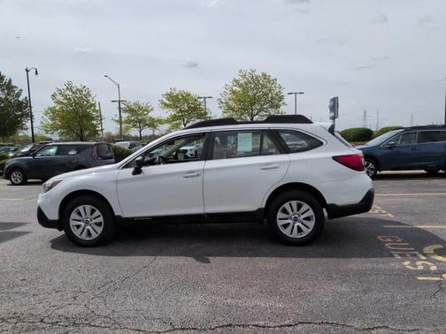 Crystal White Pearl 2018 Subaru Outback 2.5i
