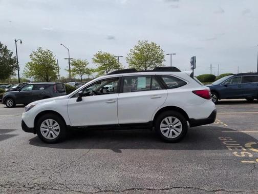 Crystal White Pearl 2018 Subaru Outback 2.5i