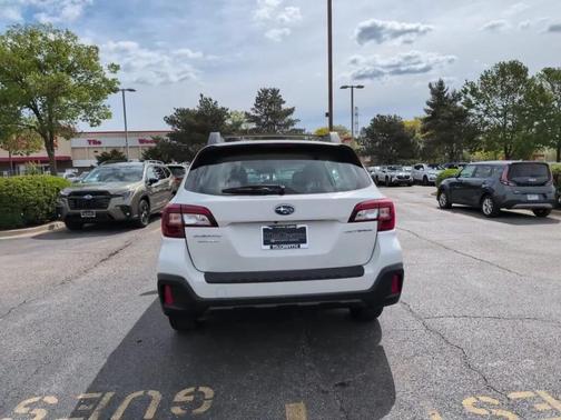Crystal White Pearl 2018 Subaru Outback 2.5i