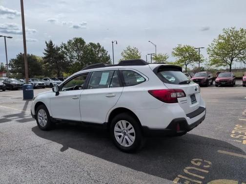 Crystal White Pearl 2018 Subaru Outback 2.5i