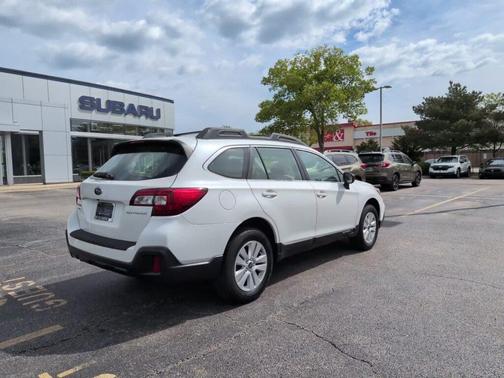 Crystal White Pearl 2018 Subaru Outback 2.5i