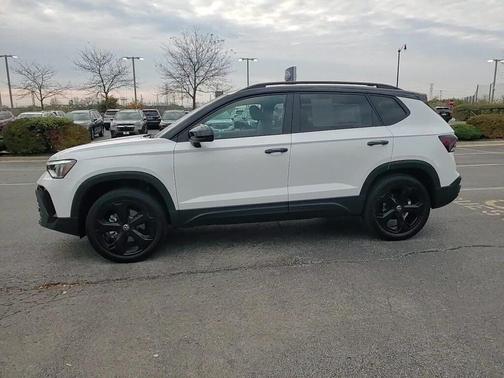 2025 Volkswagen Taos 1.5T SE Black