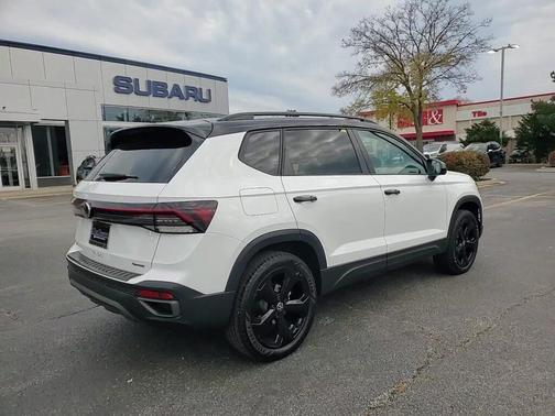 2025 Volkswagen Taos 1.5T SE Black