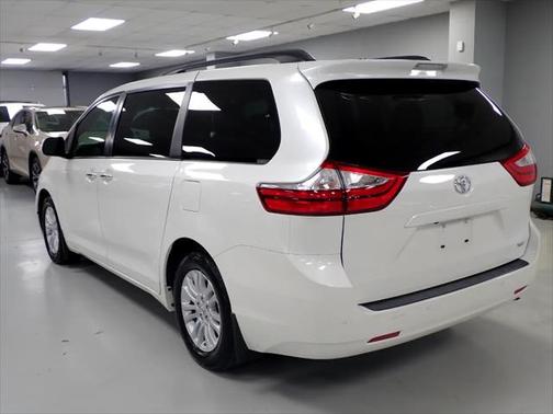 2017 Toyota Sienna XLE