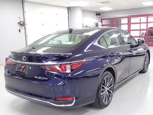 2022 Lexus ES 250 Base