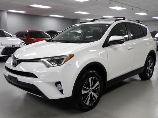 Super White 2018 Toyota RAV4 XLE