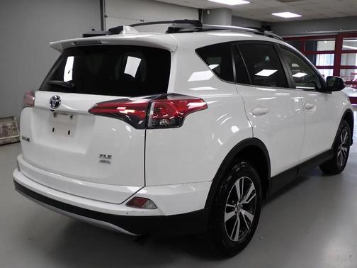 Super White 2018 Toyota RAV4 XLE