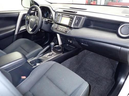 Super White 2018 Toyota RAV4 XLE