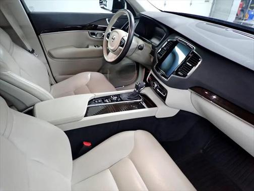 2017 Volvo XC90 T6 Momentum