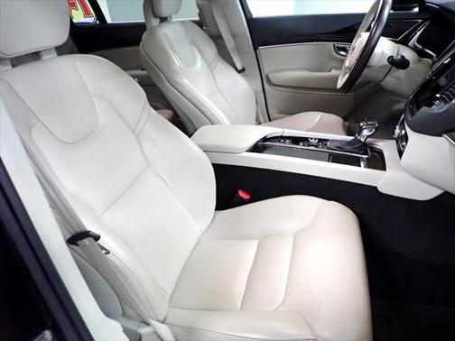 2017 Volvo XC90 T6 Momentum