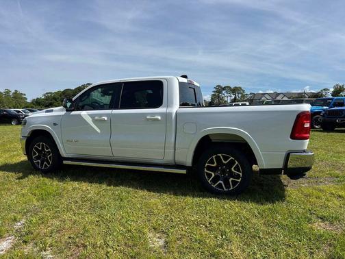 Ivory White Tri-Coat Pearlcoat 2026 RAM 1500 Laramie