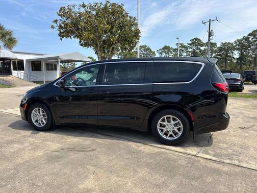 Diamond Black Crystal Pearlcoat 2026 Chrysler Pacifica L