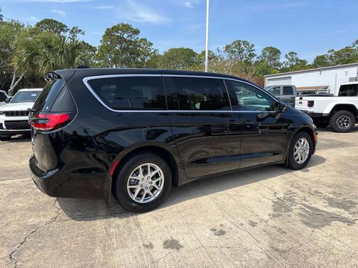 Diamond Black Crystal Pearlcoat 2026 Chrysler Pacifica L