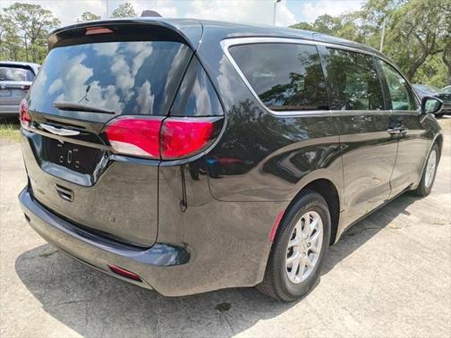 2022 Chrysler Voyager LX