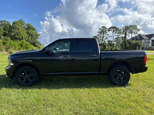 Brilliant Black Crystal Pearlcoat 2017 RAM 1500 Express