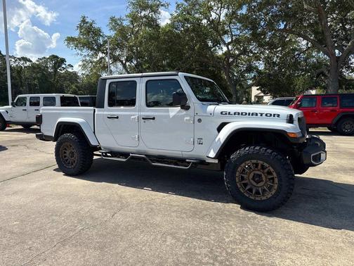 Bright White Clearcoat 2026 Jeep Gladiator 85th Anniversary Edition