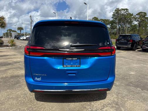 Hydro Blue Pearlcoat 2026 Chrysler Pacifica L