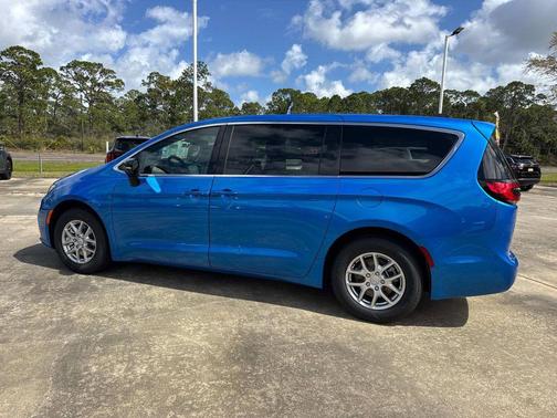 Hydro Blue Pearlcoat 2026 Chrysler Pacifica L