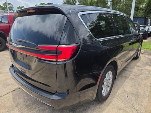 Brilliant Black Crystal Pearlcoat 2023 Chrysler Pacifica Touring L