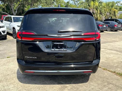 Diamond Black Crystal Pearlcoat 2025 Chrysler Pacifica L