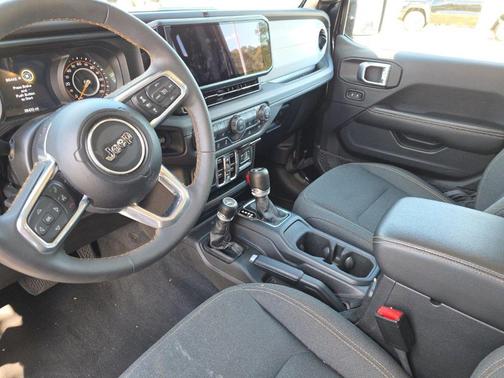 2025 Jeep Wrangler 4-Door Sahara 4x4