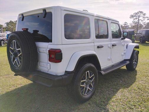 Bright White Clearcoat 2024 Jeep Wrangler 4-Door Sahara 4x4