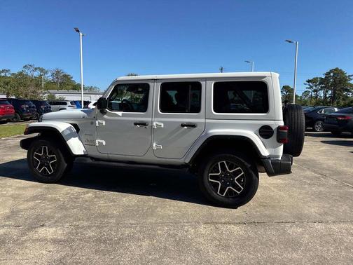 Bright White Clearcoat 2024 Jeep Wrangler 4-Door Sahara 4x4