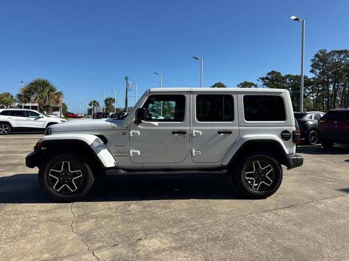 Bright White Clearcoat 2024 Jeep Wrangler 4-Door Sahara 4x4