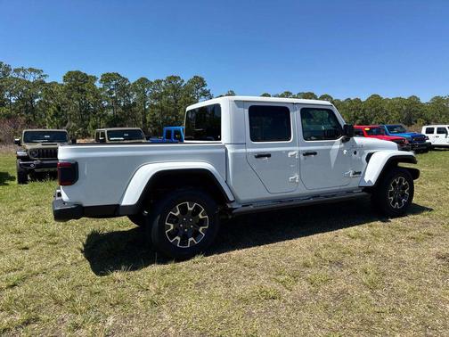 Bright White Clearcoat 2026 Jeep Gladiator Sahara 4x4