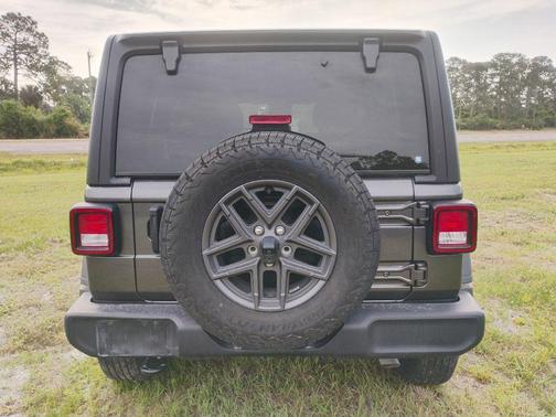 Granite Crystal Metallic Clearcoat 2024 Jeep Wrangler Sport S